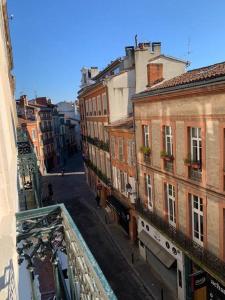 uma vista para uma rua da cidade com edifícios em Lumineux appartement Capitole plein centre em Toulouse