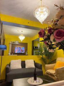sala de estar con sofá y mesa con flores en Luxurious stay at Air Residences, en Manila