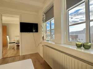 uma sala de estar com uma grande janela e uma televisão de ecrã plano em House in Fuglafjørður em Fuglafjørður