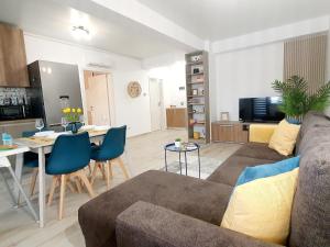- un salon avec un canapé et une table dans l'établissement 'Just like home' Apartment - with Private Parking Place, à Galaţi