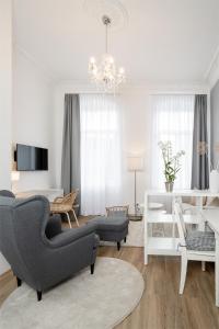 a living room with a couch and a table at Hotel Markt 5 - inmitten der Lübbecker Altstadt, kostenloser Parkplatz direkt am Hotel in Lübbecke