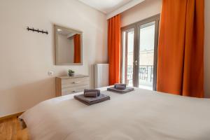 Giường trong phòng chung tại Your cozy six street apartment