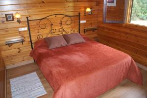 La Ardilla في Oviñana: غرفة نوم بسرير في غرفة خشبية