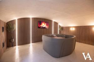 Velvet Apartments - 10 Park Square East في ليدز: حوض استحمام ساخن في غرفة مع موقد