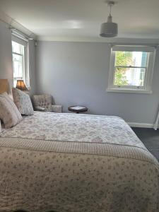 - une chambre avec un grand lit et une fenêtre dans l'établissement Convent at Koroit, à Koroit