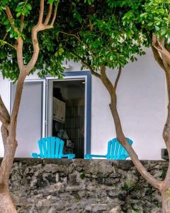 dos sillas azules sentadas frente a una casa en city center, 200 meters to marina, walk to everything, private yard and garden, en Ponta Delgada