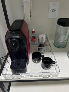 a blender sitting on top of a counter at Apartamento 1445 Encantador in Ribeirão Preto