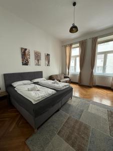 ein Schlafzimmer mit einem Bett und ein Wohnzimmer in der Unterkunft Centrally-Located authentic apartment in Wien