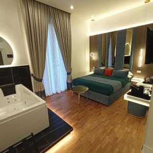 - une salle de bains avec un canapé et une baignoire dans la chambre dans l'établissement La Lepre Bovio, à Naples