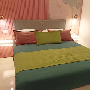 - un lit avec des draps et des oreillers colorés dans l'établissement La Lepre Bovio, à Naples