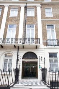 un bâtiment avec la porte avant d'un bâtiment dans l'établissement Rose Court Hotel, à Londres