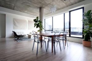 a dining room with a table and chairs at Appartement de luxe avec piscine in Montréal