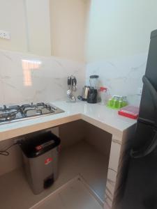 uma cozinha com um fogão e uma bancada em Apartments em Chiclayo