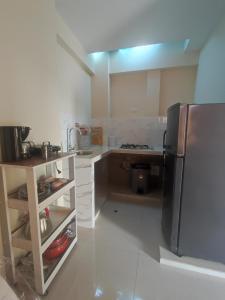 eine Küche mit einem Kühlschrank aus Edelstahl in der Unterkunft Apartments in Chiclayo