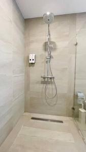 y baño con ducha y ventilador. en Apartamento de 2 Dormitorios en Hard Rock Golf, en Punta Cana