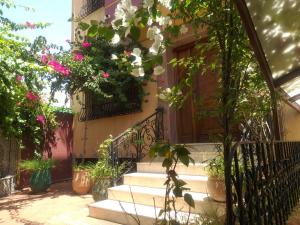 dom ze schodami i kwiatami przed nim w obiekcie فيلا ممتازة مفروشة للايجار اليومي w mieście Kenitra