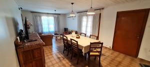 sala de estar con mesa de comedor y sillas en Villa Rumipal alquiler temporario! en Villa Rumipal