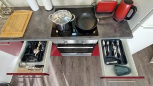 Η κουζίνα ή μικρή κουζίνα στο City Center 4 people King Bed, near Switzerland, G'ermany, Near Airport, Free Parking