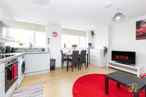 cocina y sala de estar con alfombra roja en Hades Apartment - The Soul of Town en Southampton
