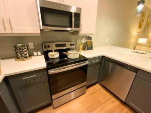 een keuken met een fornuis en een magnetron bij Ft Worth 1BR Luxury Retreat in Fort Worth