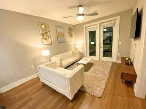 sala de estar con sofá blanco y mesa en Ft Worth 1BR Luxury Retreat, en Fort Worth