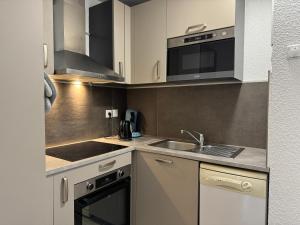 Кухня или мини-кухня в T2 + alcôve. Balcon. Parking couvert. Piscine été.
