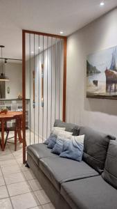 uma sala de estar com um sofá e uma mesa em Duplex Beira-mar em condomínio / Búzios-RN em Nísia Floresta