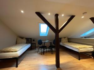 Zimmer mit 2 Betten und einem Holzkreuz in der Unterkunft Ferienwohnung Aspelohe - Apartment 1 in Norderstedt