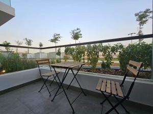 - Balcón con vistas, mesa y 2 sillas en The great house, en Dubái