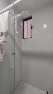 a bathroom with a glass shower with a window at Casa mobiliada de 2 suítes na R São Lázaro 2367 - 2370 - Jardim Gonzaga in Juazeiro do Norte