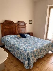 - une chambre avec un grand lit et une couette bleue dans l'établissement Casa mare, à Alassio