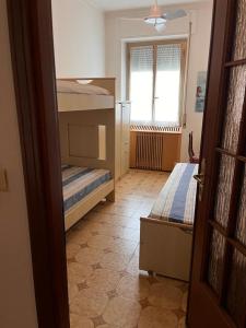 Cette chambre comprend 2 lits superposés et une fenêtre. dans l'établissement Casa mare, à Alassio