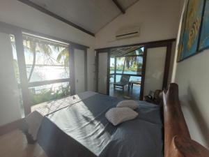 1 dormitorio con 1 cama con 2 almohadas en Casa Mar, Campinhos, Barra Grande/ Península de Maraú, en Maraú