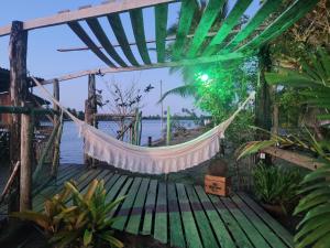 una hamaca en una terraza con vistas al agua en Casa Mar, Campinhos, Barra Grande/ Península de Maraú, en Maraú