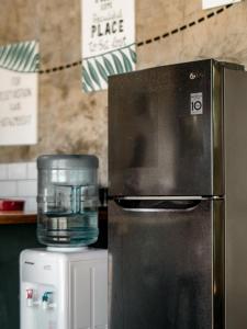 einen Kühlschrank in einer Küche mit einem Essprozessor in der Unterkunft Somewhere in Bocas del Toro