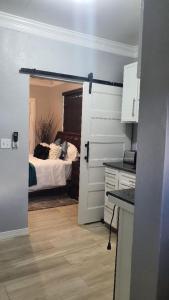 ein Zimmer mit einem Schlafzimmer mit einem Bett darin in der Unterkunft Kozy Bahamas Getaway in Nassau