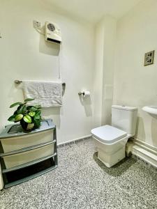 a bathroom with a toilet and a sink at NewDay Property - Chelsea in London
