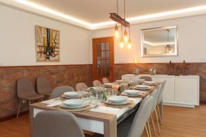 una sala da pranzo con un lungo tavolo e sedie di Capelas Blue , Relax & Fun - Up to 14 Guests! a Ponta Delgada