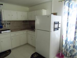 クライストチャーチにあるDover Apt 2 near beachの白い冷蔵庫付きのキッチン