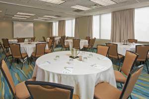 una sala de conferencias con mesas y sillas blancas en SpringHill Suites by Marriott Chicago O'Hare, en Rosemont