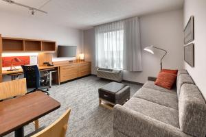 uma sala de estar com um sofá e uma secretária em TownePlace Suites by Marriott Belleville em Belleville