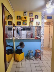 uma cozinha com um balcão azul e amarelo em Apê Espaçoso e Econômico - Pertinho da Praia no Recife
