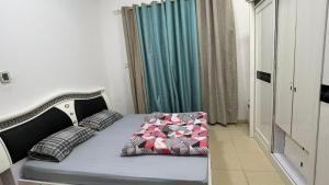 1 dormitorio con cama con colcha azul en The great house, en Dubái