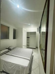 ein Schlafzimmer mit einem Bett in einem Zimmer in der Unterkunft Au Moulin Paradisiaque in Port-Louis