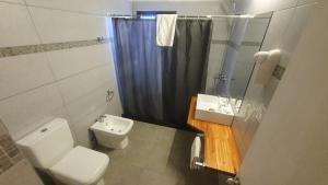 Koupelna v ubytování Hotel Viola + 37 fotografií
