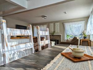 マニトゥー・スプリングスにあるThe Garden House of Downtown Manitou Springsの二段ベッド2台とテーブルが備わる客室です。