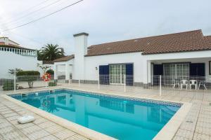 una piscina davanti a una casa di Capelas Blue , Relax & Fun - Up to 14 Guests! a Ponta Delgada