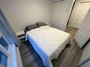 - une chambre avec un lit blanc dans l'établissement New Apartment with 1 Bedroom - 1905, à Montréal