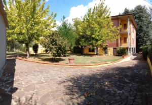 una entrada de entrada frente a una casa con árboles en CA' DI SESTO, en Lucca