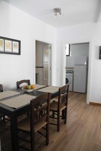 Un comedor con mesa y sillas en Apartamentos Casamonteymar Bas-Ser, en Vejer de la Frontera